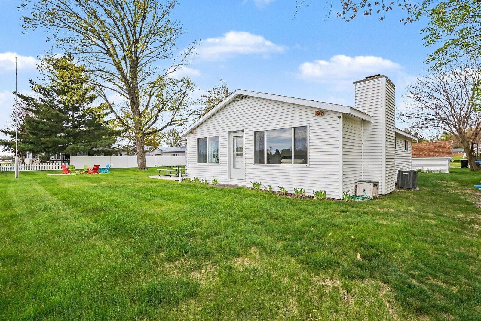 Property Photo:  5495 Oakridge  MI 48612 