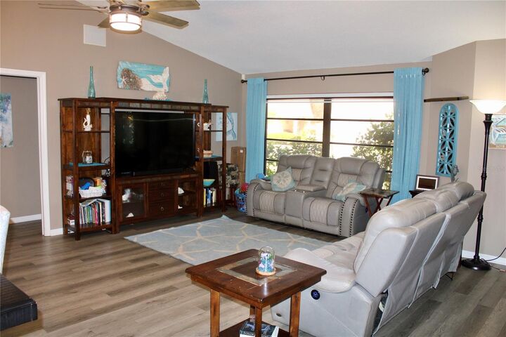 Property Photo:  512 Boxwood Lane  FL 34223 