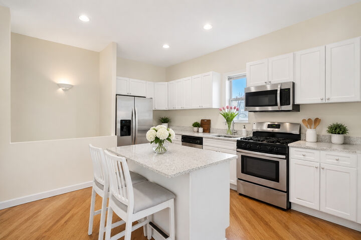 Property Photo:  1549 W Barry Avenue 2  IL 60657 