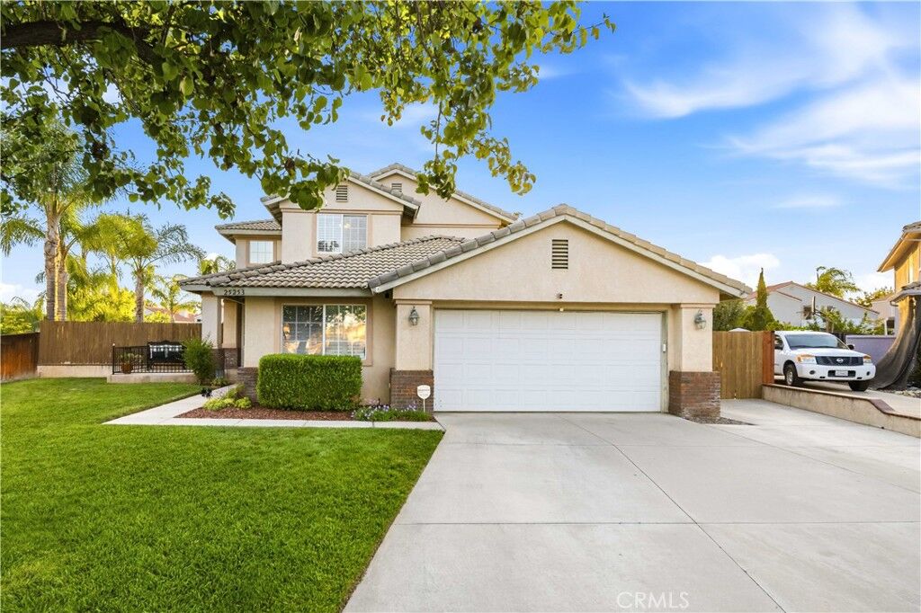 Property Photo:  25253 Corte Mandarina  CA 92563 