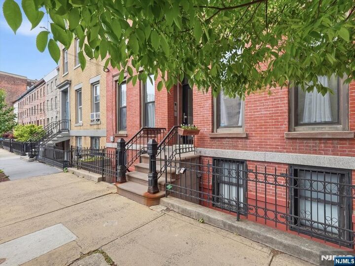 Property Photo:  264 3rd Street 2R  NJ 07302 