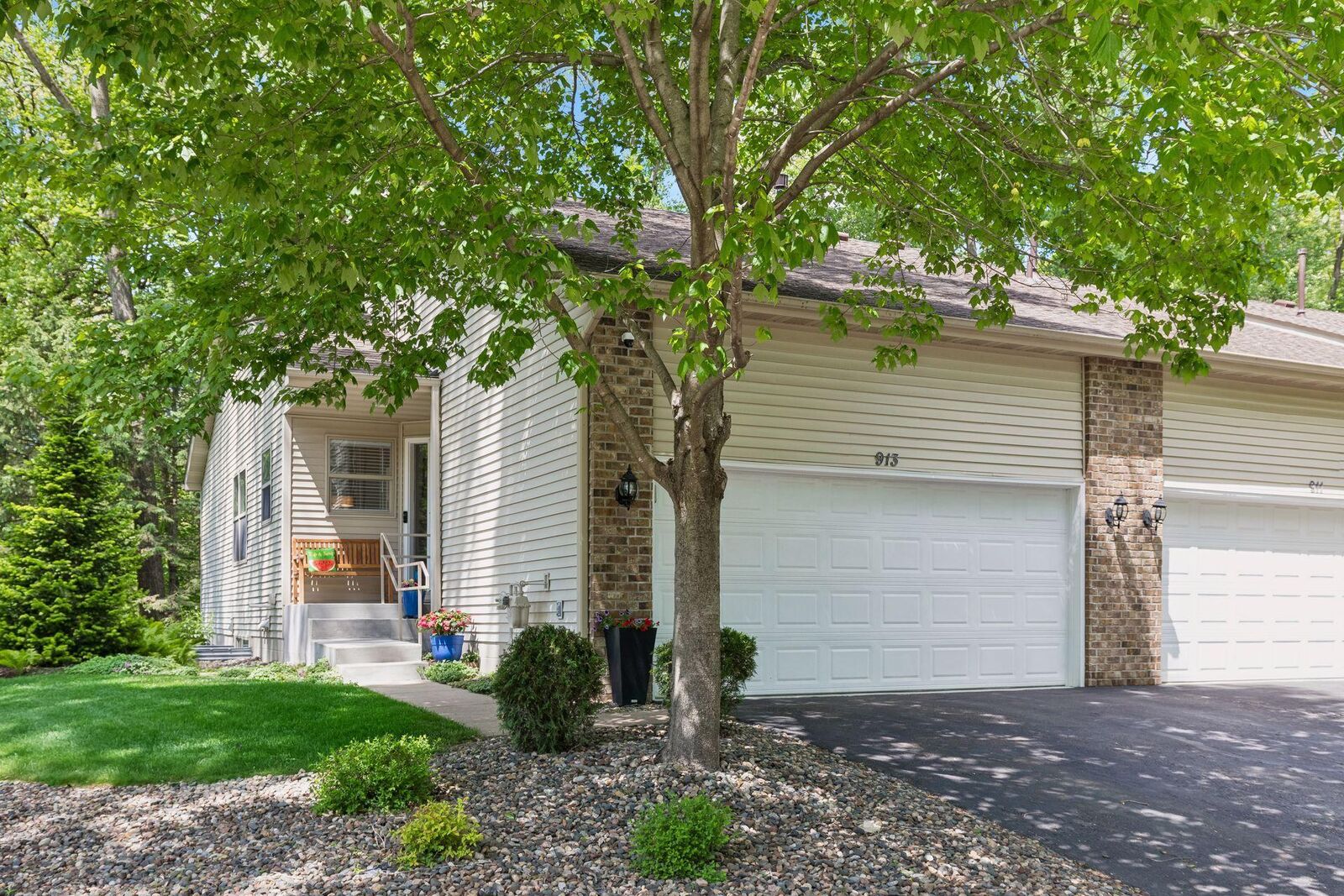 Property Photo:  913 Oakwood Heights Circle  MN 55123 