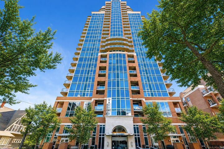 Property Photo: 817 15 Avenue SW 1806 AB T2R 0H8