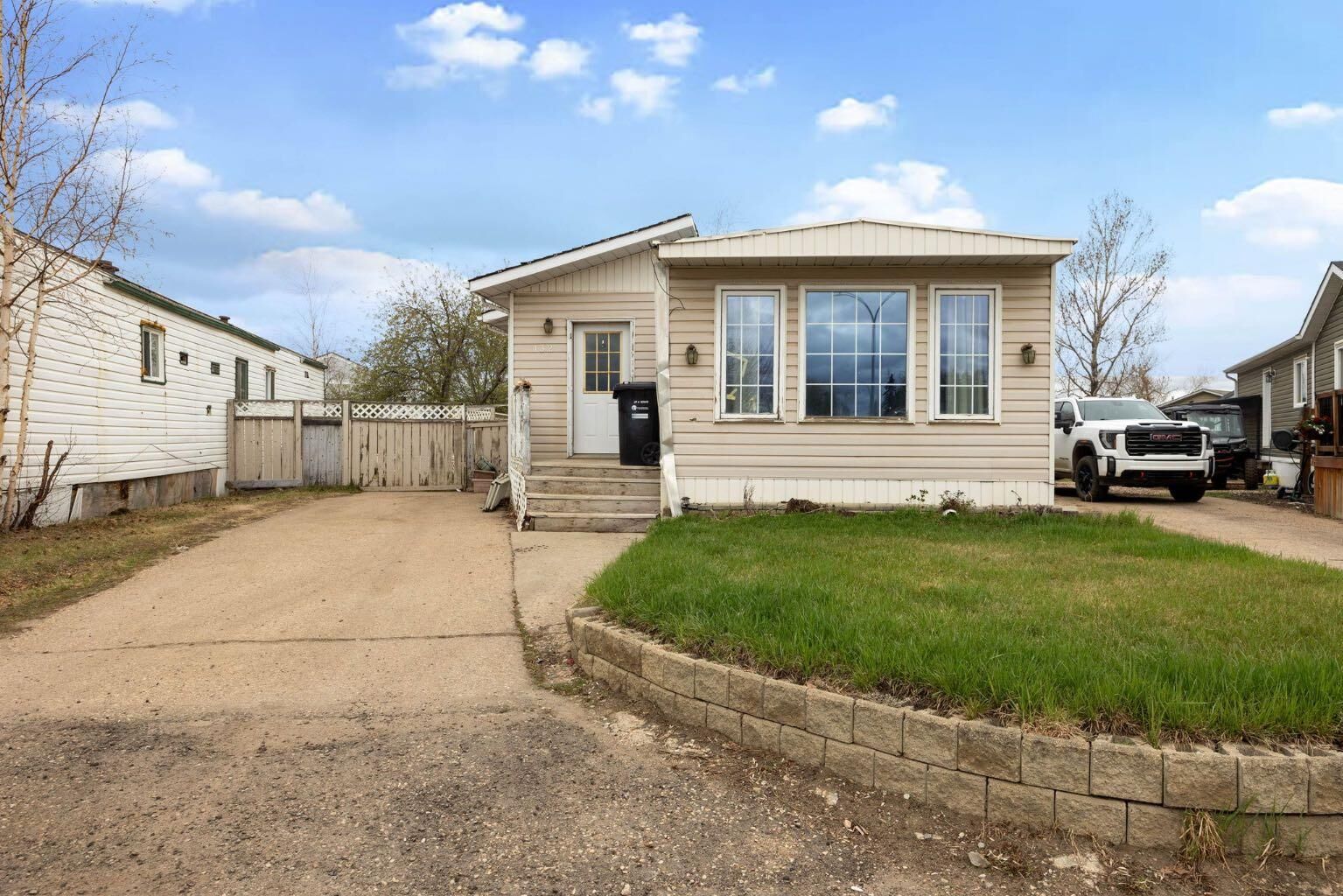 Property Photo: 132 Grenada Place AB T9H 2N2