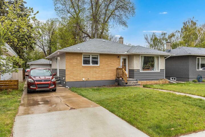 Property Photo:  549 2 Street NE  AB T1A 6K2 