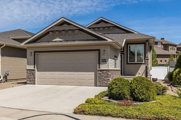 Property Photo:  604 Vista Drive SE  AB T1B 0N1 