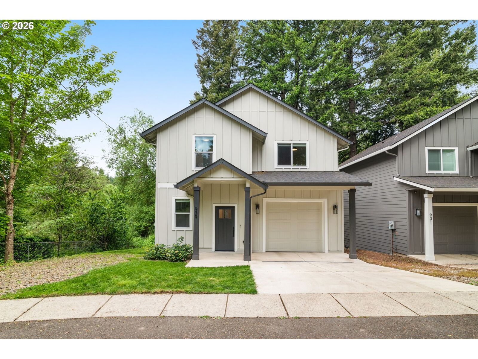 Property Photo: 939 SE Roberts Ave OR 97080