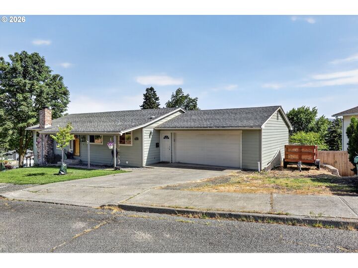 Property Photo: 713 E 21st Pl OR 97058