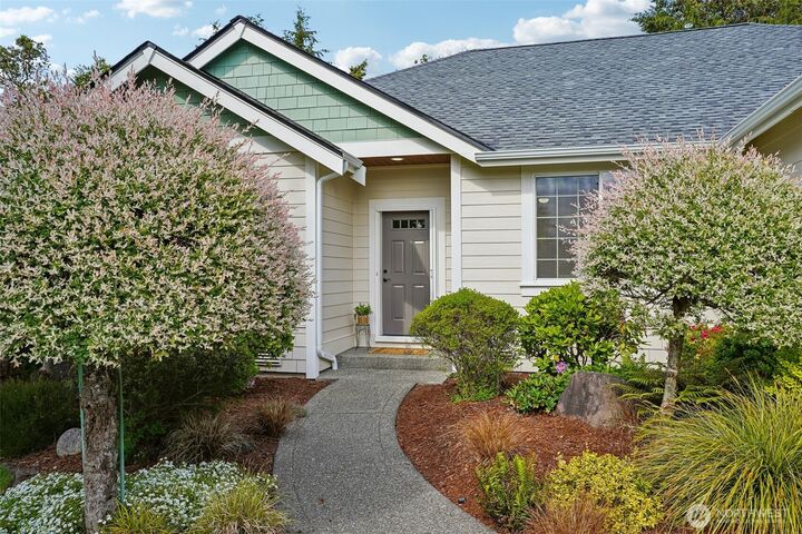 Property Photo: 1043 Potlatch Dr WA 98333