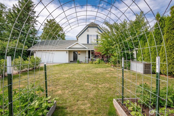 Property Photo:  704  Glenning Street  WA 98264 