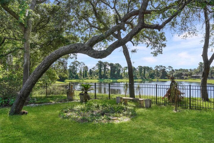 Property Photo: 805 Riley Ln FL 32095