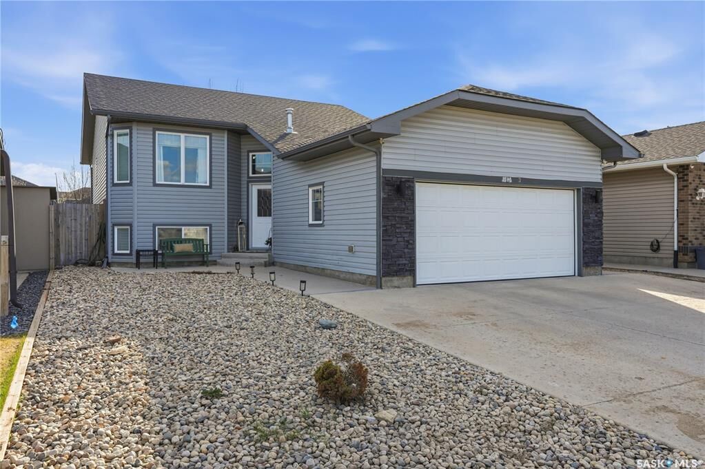 Property Photo: 2146 Rosewood Drive SK S7V 0G2