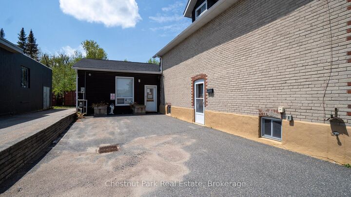 Property Photo: 571 Muskoka Road N ON P1P 1E7