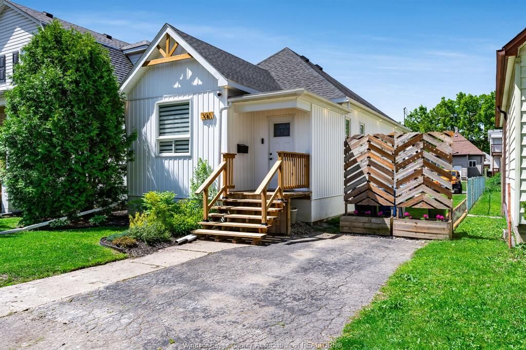 Property Photo: 391 Curry Avenue ON N9B 2B6