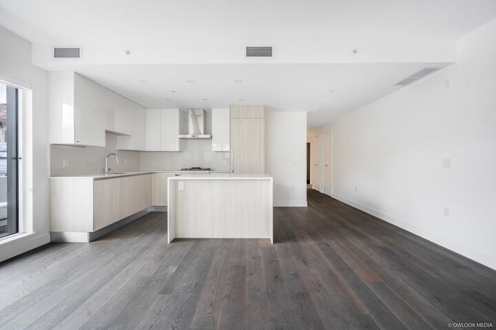 Property Photo: 477 W 59th Avenue 105 BC V5X 1X4