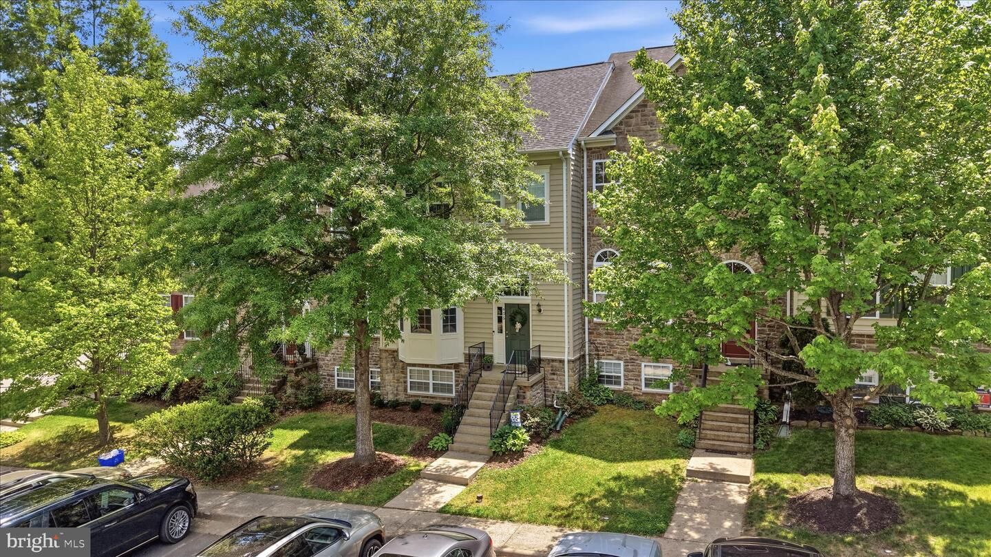 Property Photo:  405 Leeds Ridge Court  VA 20132 