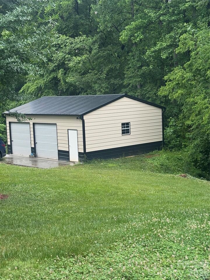 Property Photo: 190 Meadow Glen Drive NC 28166