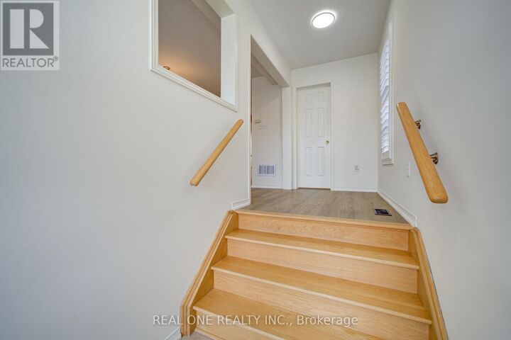 Property Photo:  584 Reeves Way Boulevard  ON L4A 0T3 