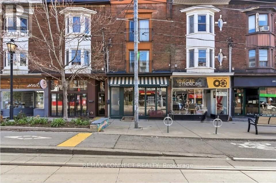 Property Photo: 401 Roncesvalles Avenue 2nd Floor ON M6R 2N1