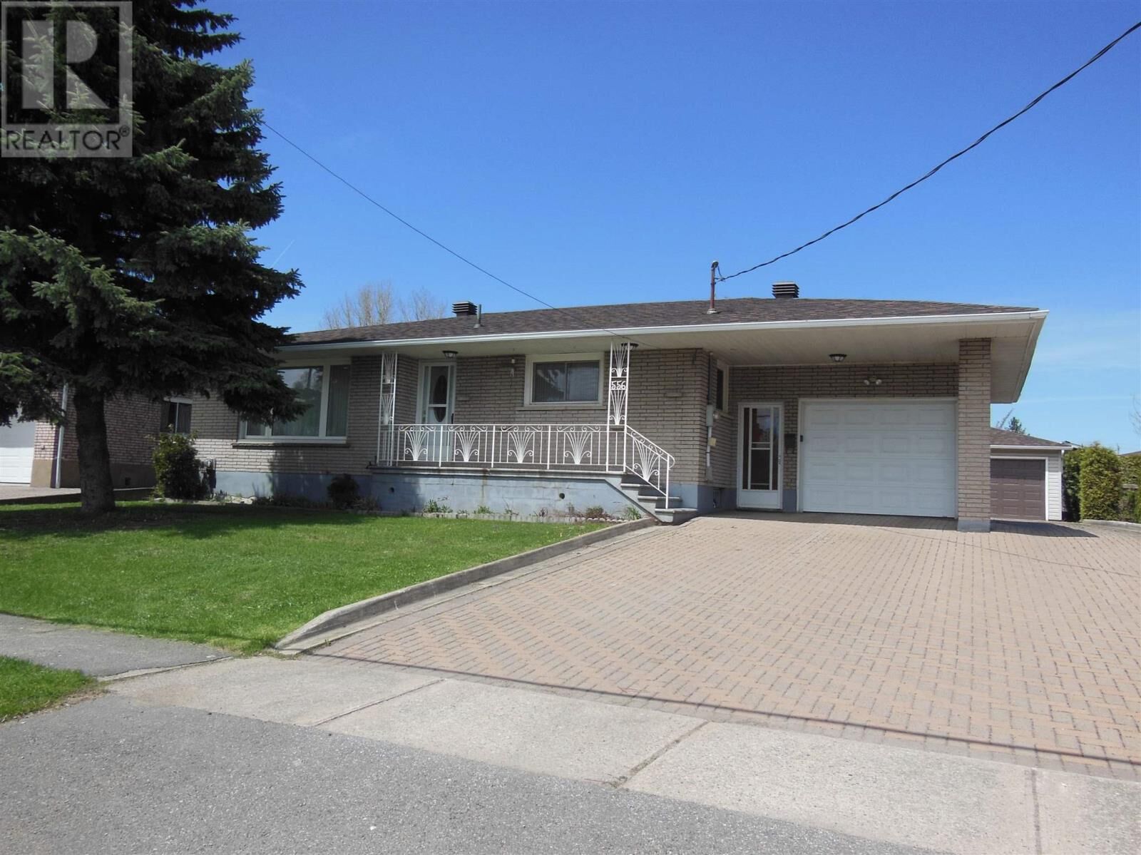 Property Photo:  556 Connaught Ave  ON P6C 2E2 