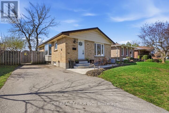 Property Photo: 923 Willow Lane ON N6E 1H4