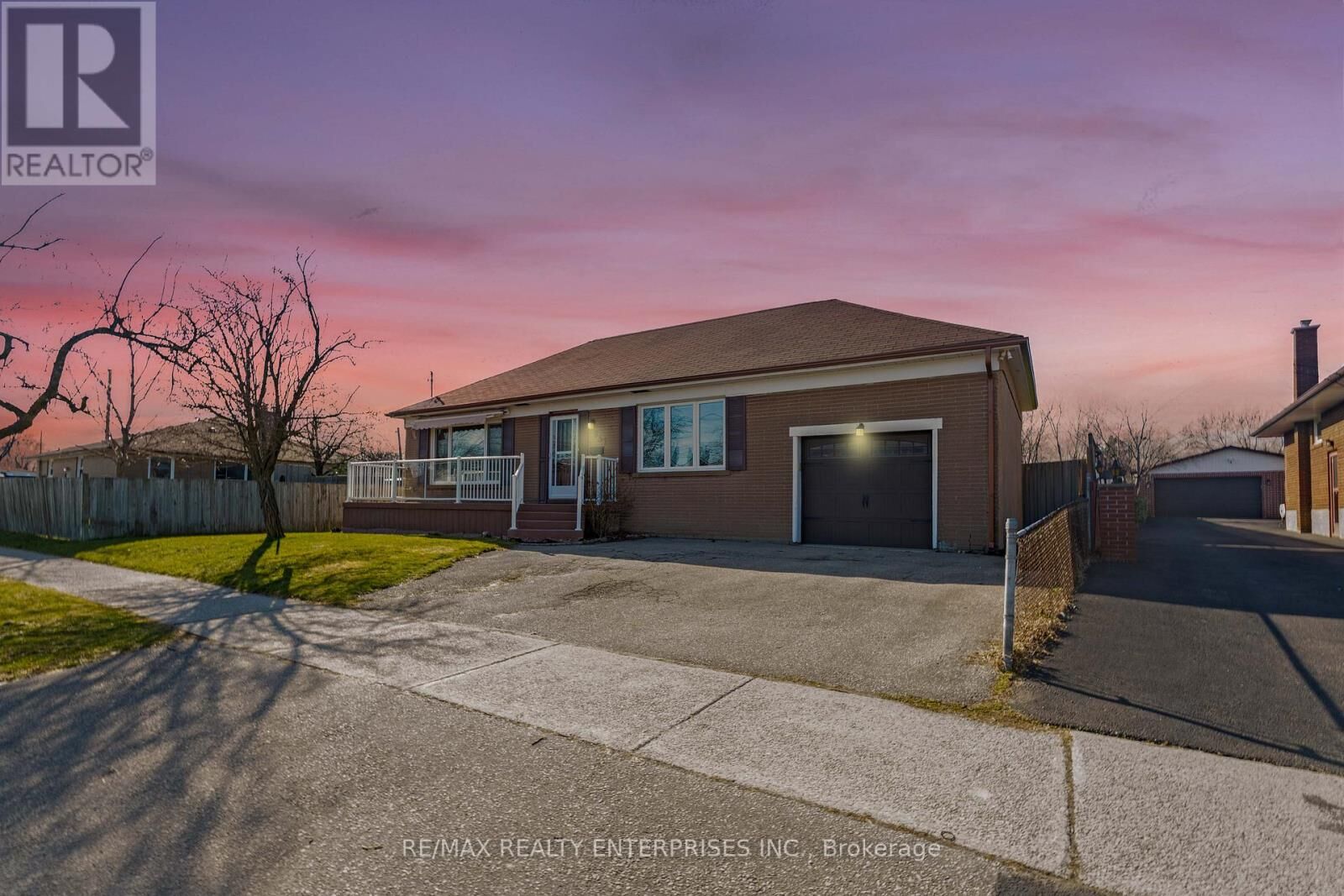Property Photo:  951 Atwater Avenue  ON L5E 1M4 
