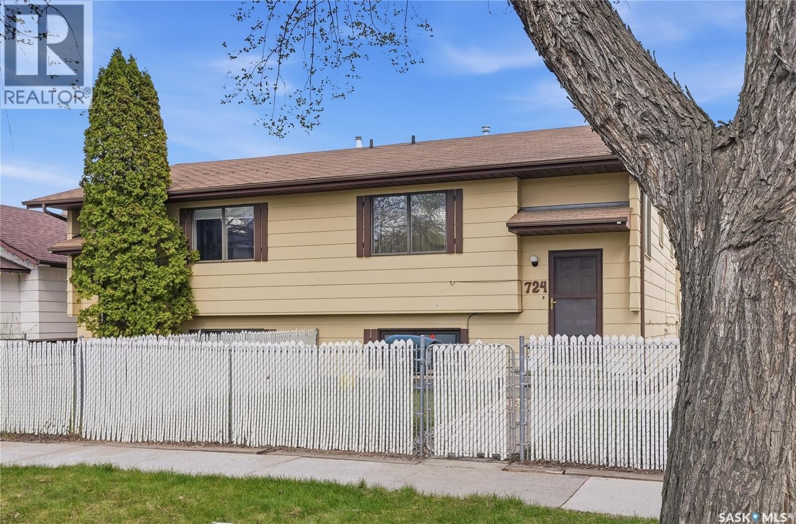 Property Photo: 724 M Avenue S SK S7M 2L4