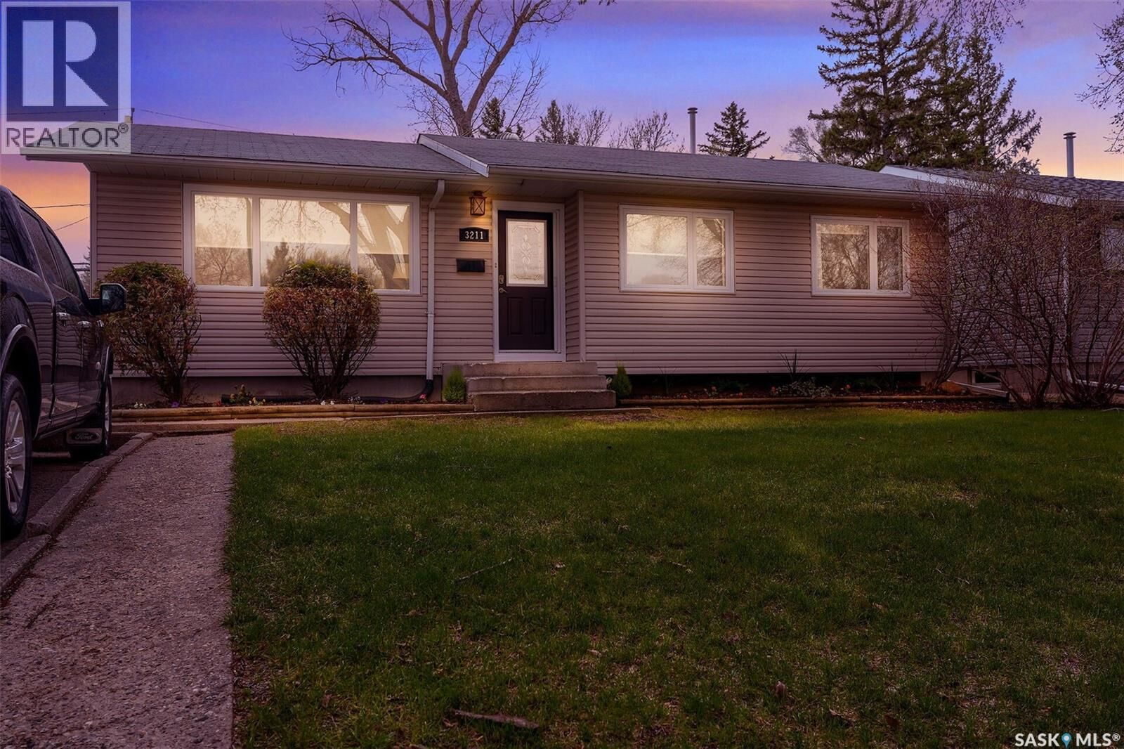 Property Photo:  3211 29th Avenue  SK S4S 2P1 