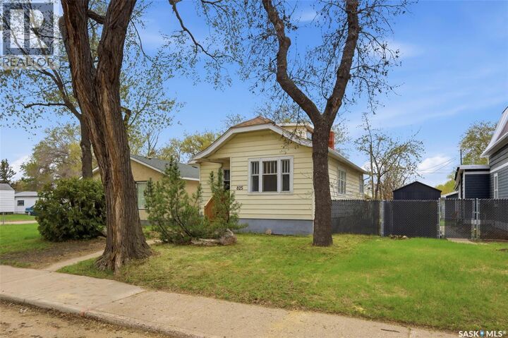 Property Photo:  825 L Avenue S  SK S7M 2H9 