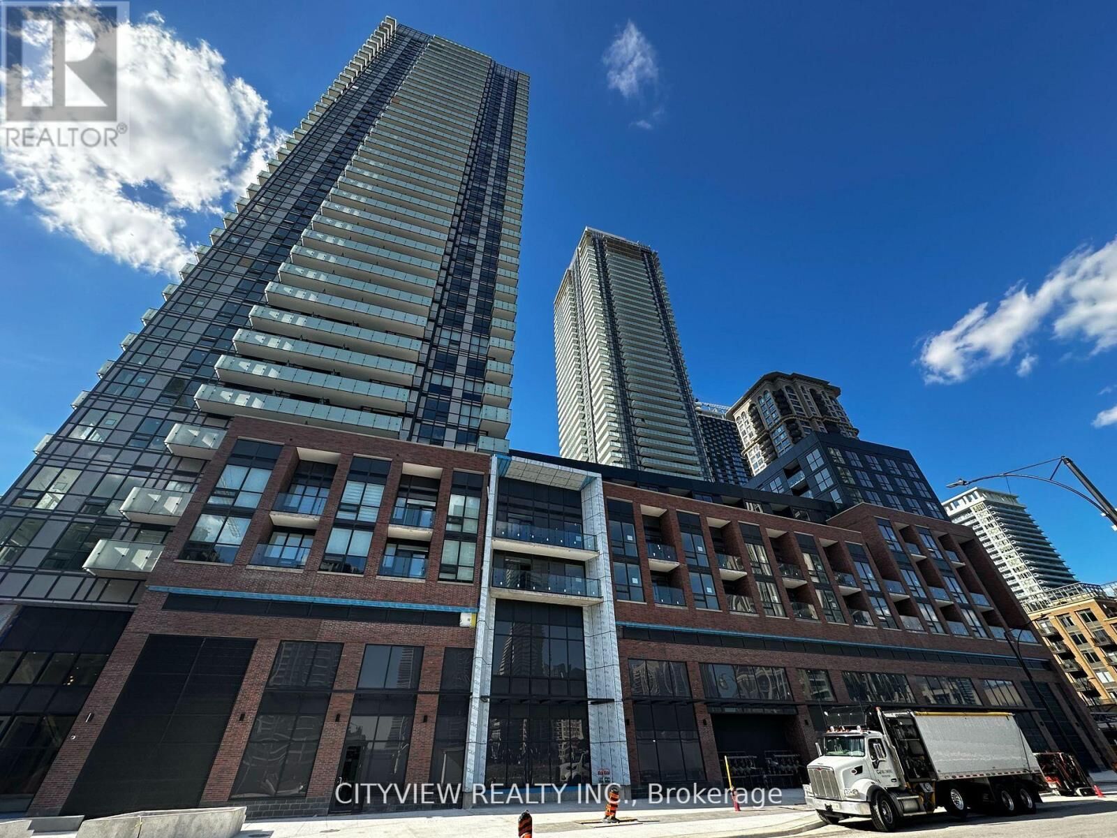 Property Photo:  4130 Parkside Village Drive 1401  ON L5B 3M8 