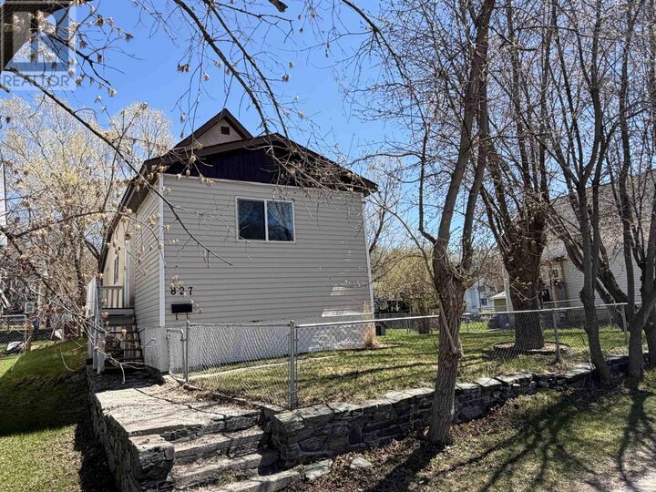 Property Photo:  827 Fourth Ave South  ON P9N 1Z9 
