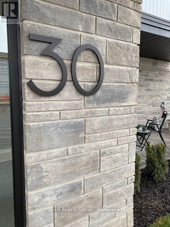 Property Photo:  30 Hillside Meadow Drive 301  ON K8V 0J7 