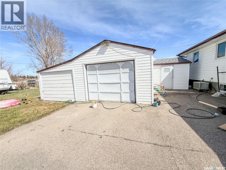 Property Photo:  128 9th Street E  SK S0A 2P0 