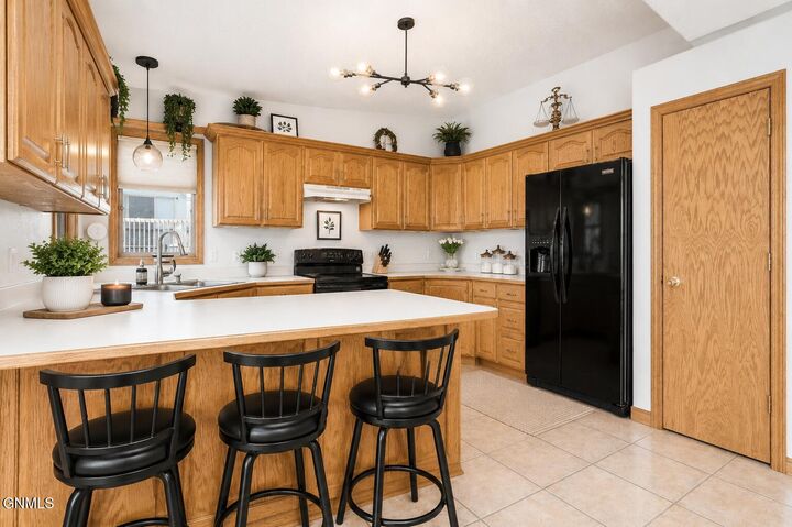 Property Photo:  907 Breton Drive  ND 58503 