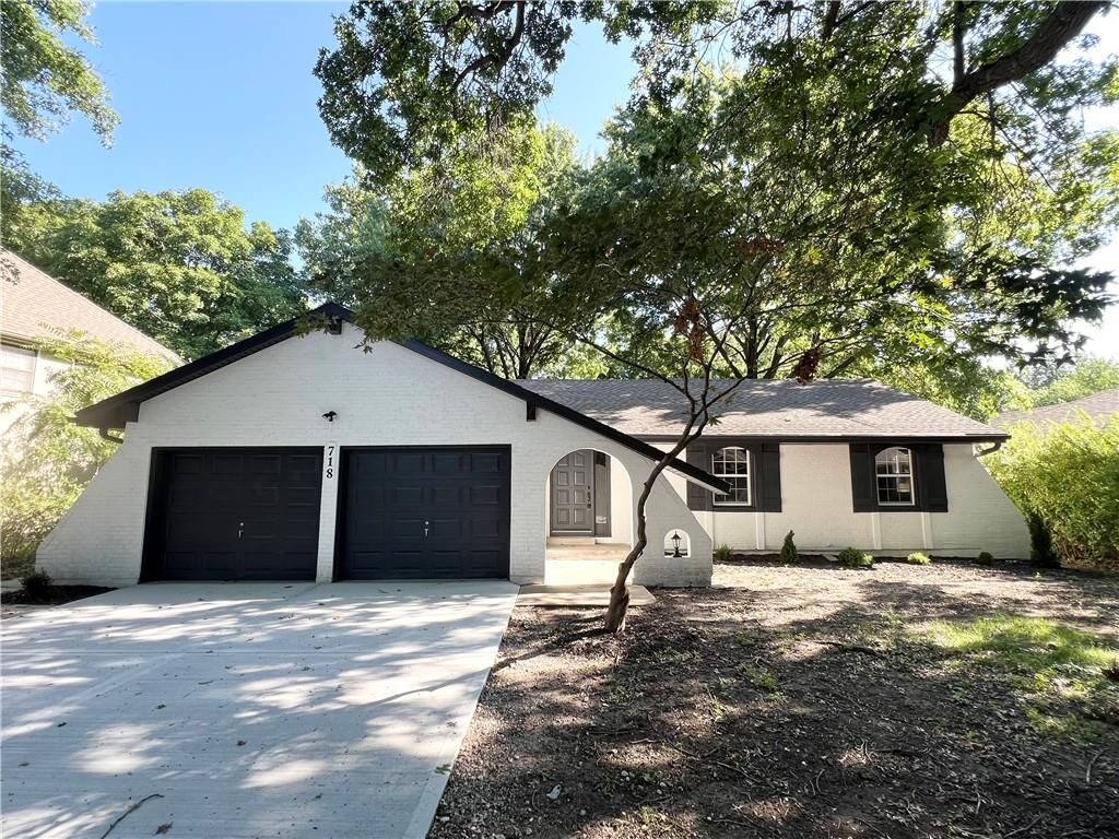 Property Photo: 718 NE Mulberry Street MO 64086