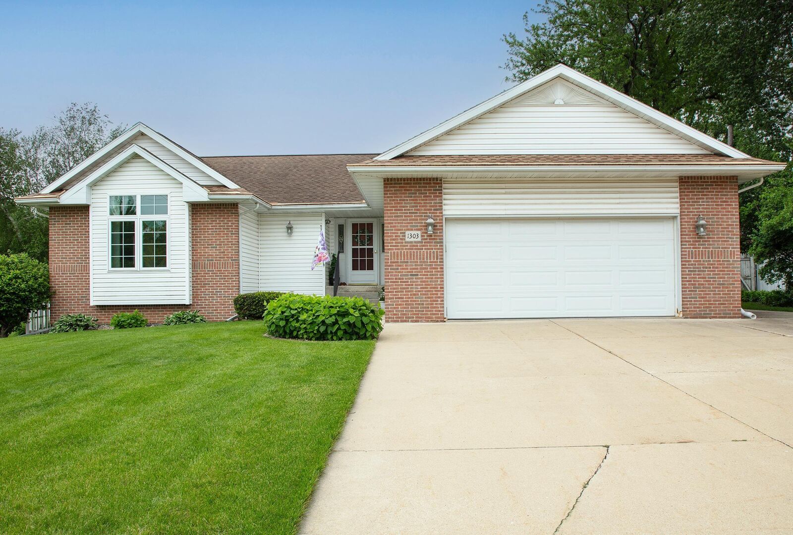 Property Photo:  1303 Orchard Dr  IA 50613 