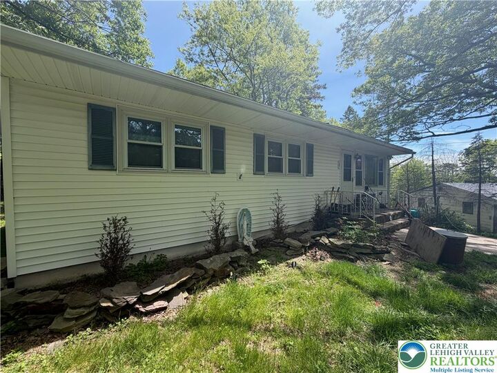 Property Photo:  8 Laurel Lane  PA 18344 