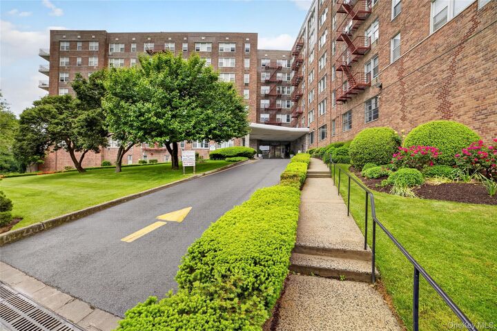 Property Photo:  333 Bronx River Road 624  NY 10704 