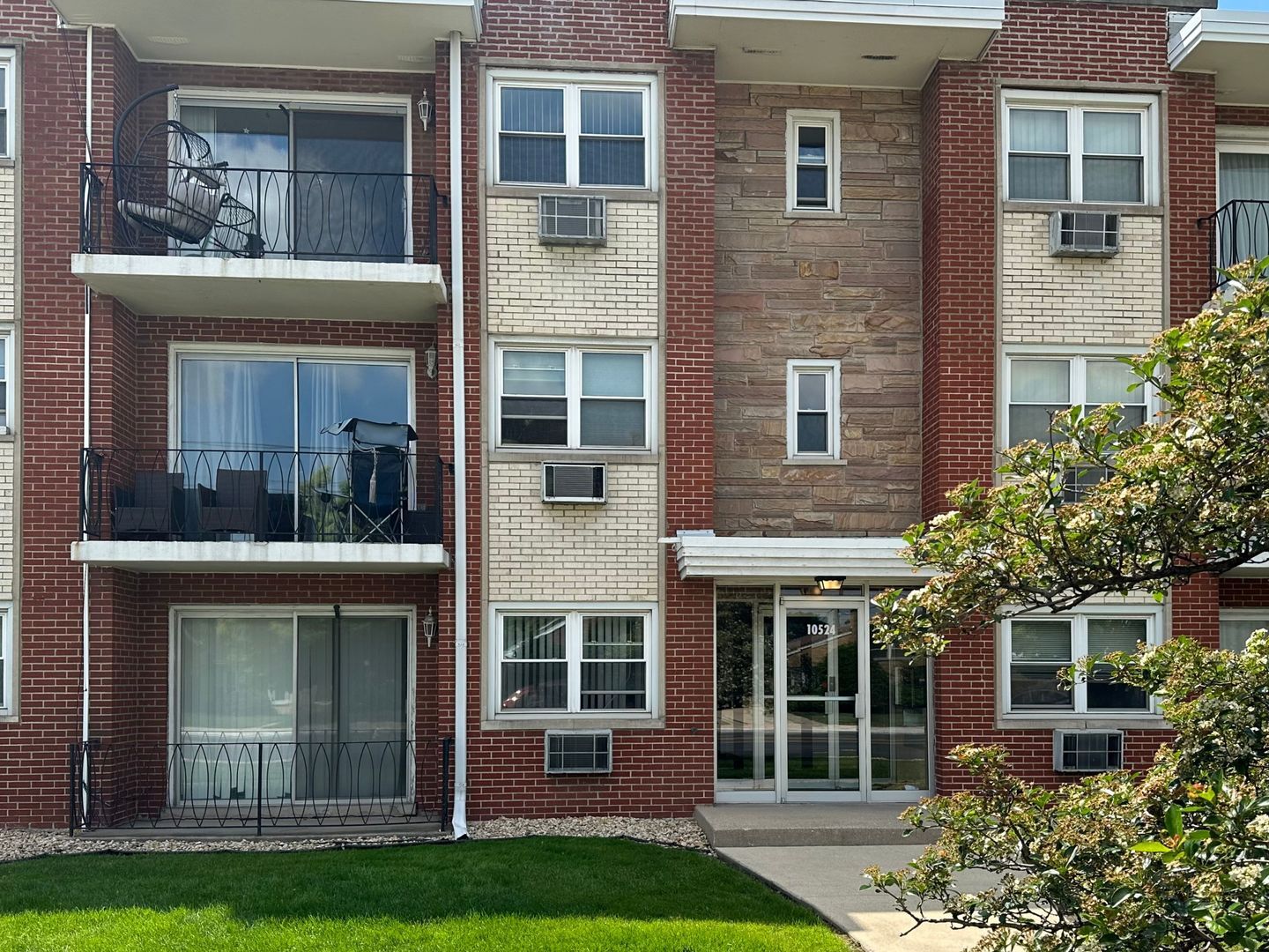 Property Photo: 10524 S Pulaski Road 2se IL 60453