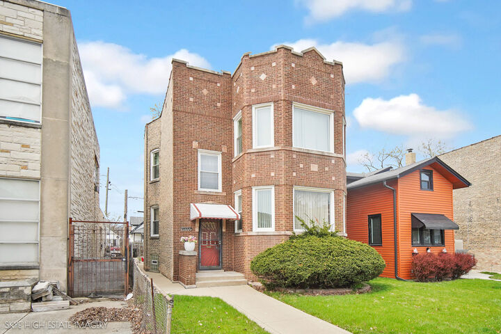 Property Photo: 1338 N Massasoit Avenue IL 60651