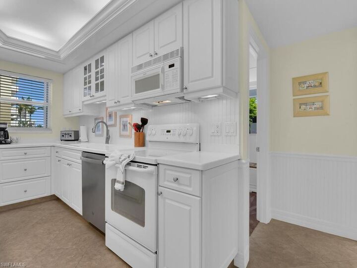 Property Photo: 140 Seaview Ct 206S FL 34145