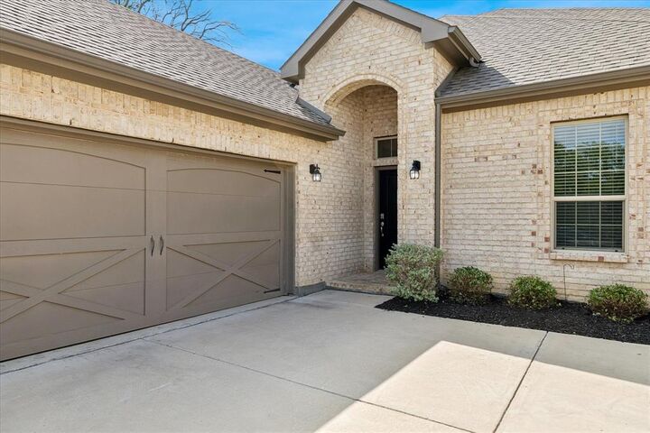 Property Photo:  1010 Silver Oak Drive  TX 76063 