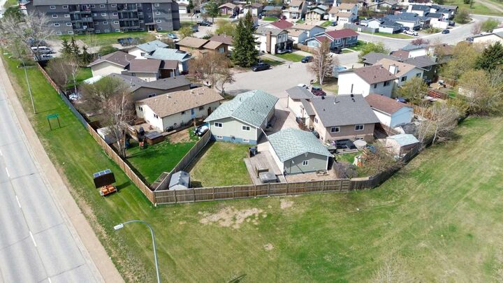Property Photo:  233 Gladstone Bay  AB T9K 1S3 
