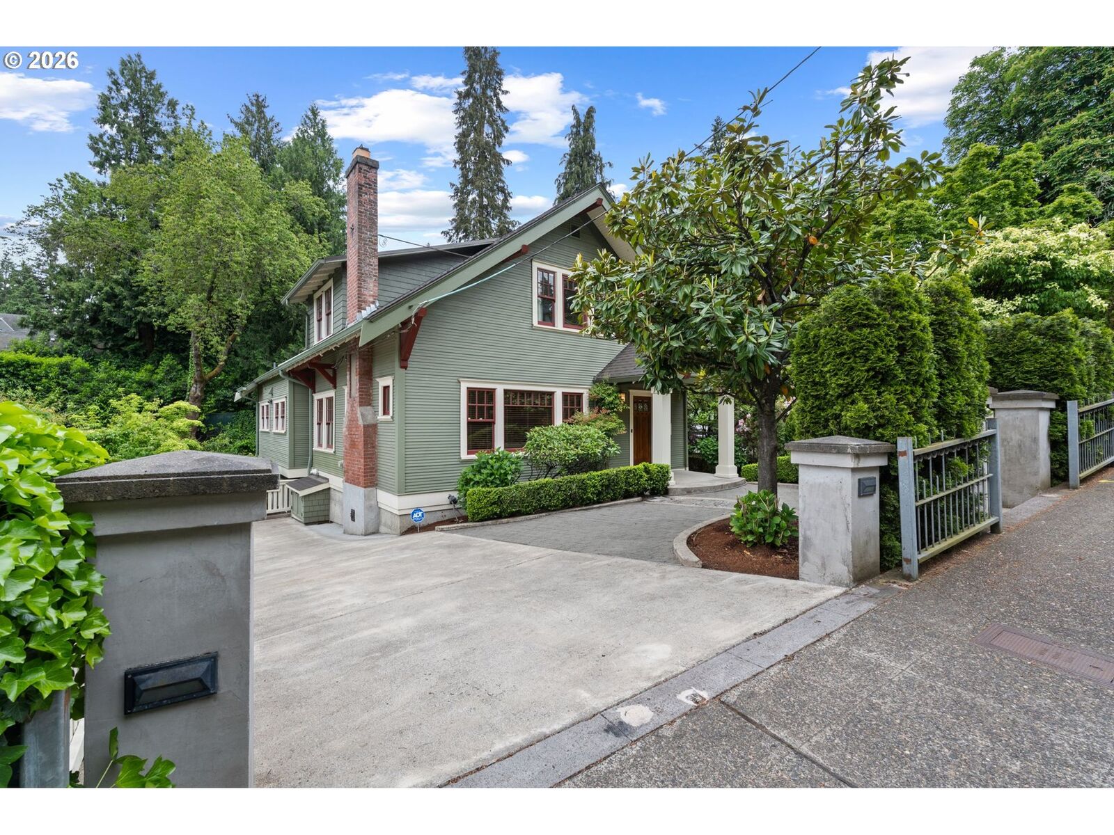 Property Photo: 2328 SW Broadway Dr OR 97201