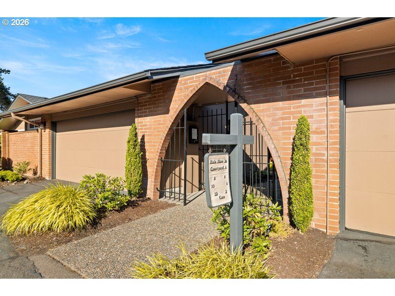 Property Photo: 6 Condolea Dr OR 97035