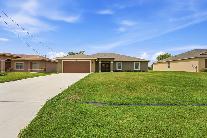 Property Photo: 1692 SW Alvaton Avenue FL 34953
