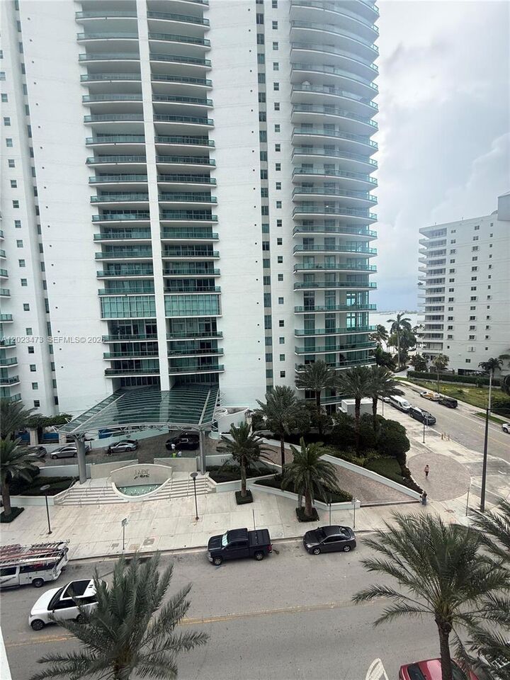Property Photo:  1300 Brickell Bay Dr 707  FL 33131 