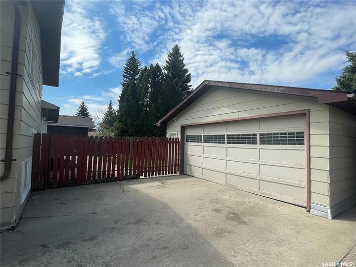 Property Photo: 1510 McKercher Drive SK S7H 5J9