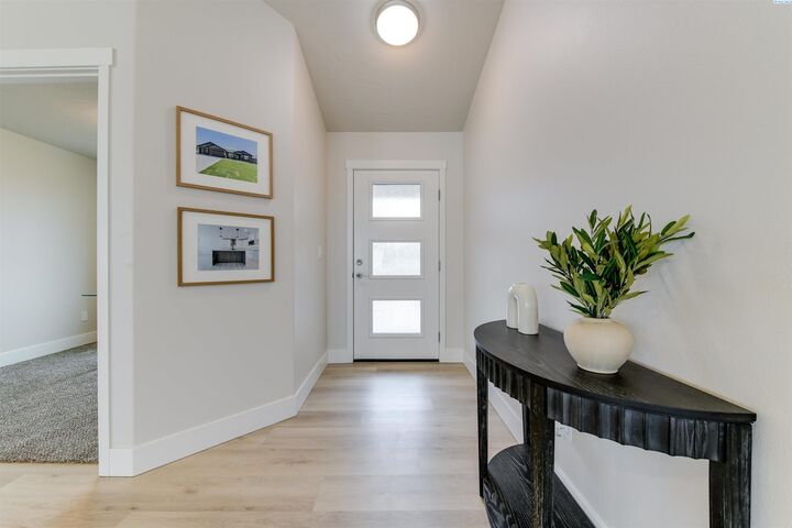 Property Photo:  903 N Euclid Rd  WA 98930 