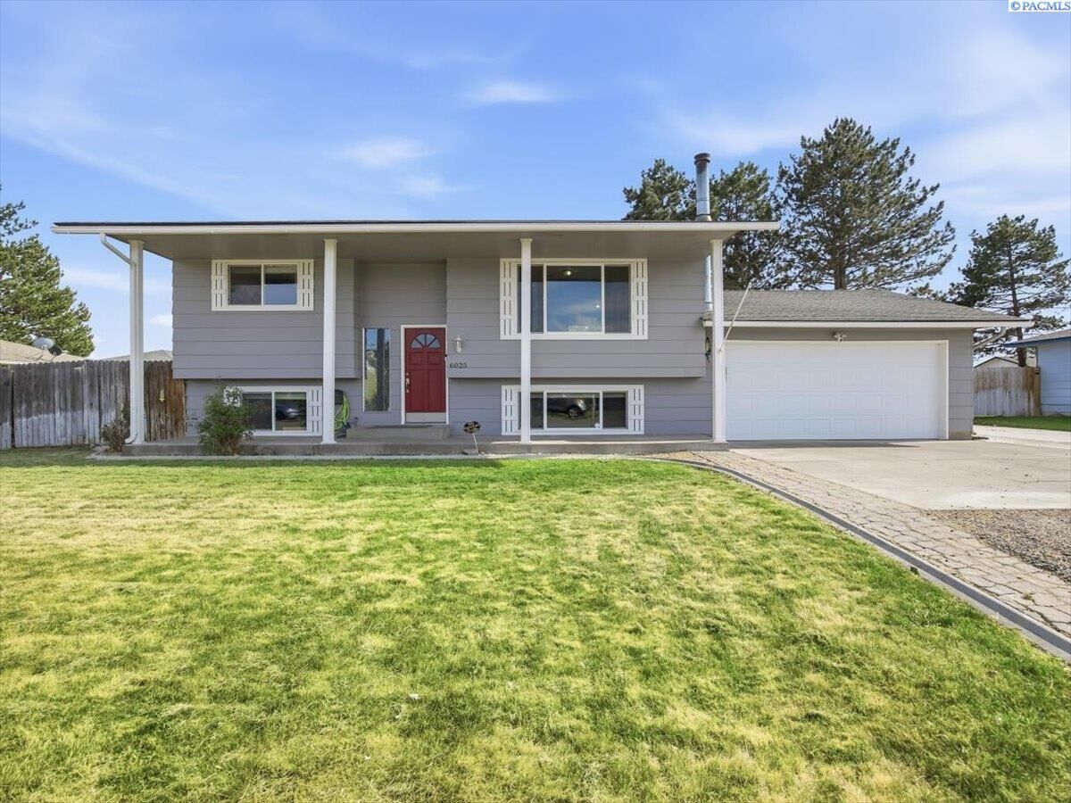 Property Photo:  6025 W Okanogan Loop  WA 99336-7625 